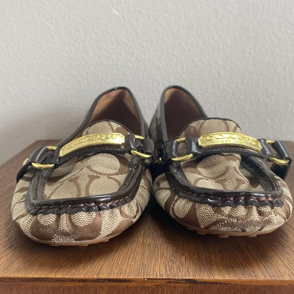 Coach Felisha Logo C Tan & Brown Loafer Flats Slip On Shoes, Women’s 9 B